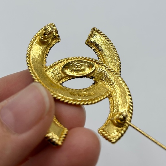 Chanel Vintage CC Logo Brooch Pin Gold Plated, with Chanel Box - Picture 4 of 5